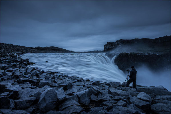 Dettifoss, Europas mächtigster Wasserfall, stürzt in Islands Vatnajökull-Nationalpark 44 Meter tief. Seine gewaltigen Wassermassen, die von Gletschern gespeist werden, bieten ein spektakuläres Naturschauspiel.