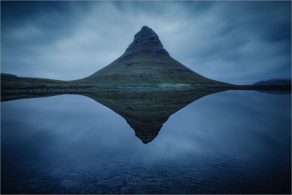 Kirkjufell, der "Kirchenberg", erhebt sich majestätisch 463 Meter über der Snæfellsnes-Halbinsel in Island. Seine einzigartige Form und Lage machen ihn zum meistfotografierten Berg des Landes.
