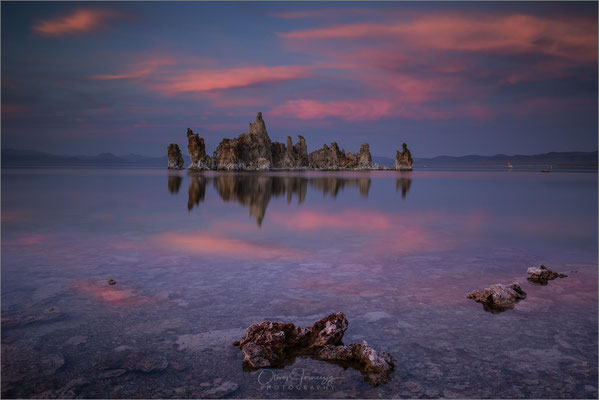 Mono Lake, Kalifornien! Surreal schöne Tuffsteinformationen im alkalischen See. Einzigartiges Ökosystem und faszinierende Landschaft! 