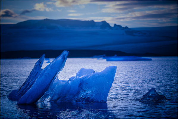 Jökulsárlón, die Gletscherlagune Islands, ist ein Naturwunder, das mit seiner Mischung aus schimmernden Eisbergen und tiefblauem Wasser verzaubert. Hier, wo Eis und Meer aufeinandertreffen, bietet sich ein atemberaubendes Schauspiel.