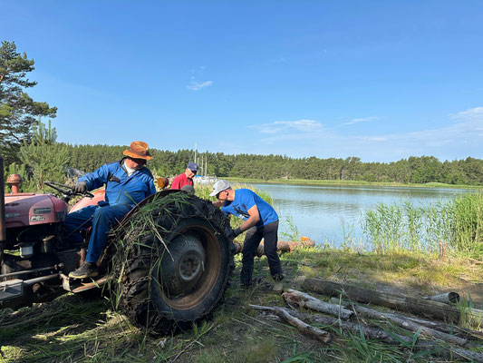 Tukkilaiset uittohommissa