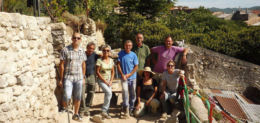 L'équipe de bénévoles savoure la fin de chantier du Champ de Gau - Peyruis (04)