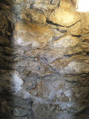 Puis le phase de rejointoiement est respecté à base de chaux hydraulique à fort taux de silice (12% -NHL 5 Tradi 100 Saint-Astier) et de sable de carrière gris  0/6