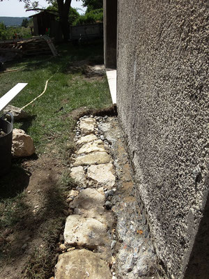 L'assise du mur de parement communique avec les fouilles de la maison sur une épaisseur de 50 cm