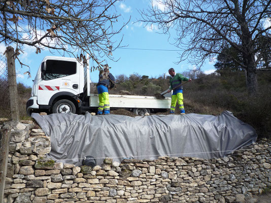 Livraison de graviers "roulé" par le service technique de Forcalquier