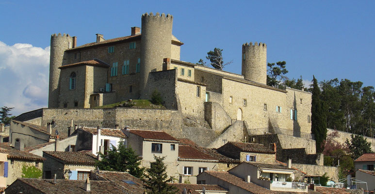 Le château de Mirabeau surplombe le village depuis le XIIème siècle