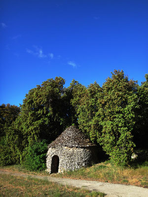 Le même cabanon par un beau temps estival