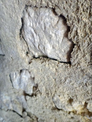 Au fur et à mesure des années, les sels s’accumulent à l’intérieur du mur et de l’enduit. Au contact de l’humidité, cette forte quantité de sels gonfle et fait éclater l’enduit.