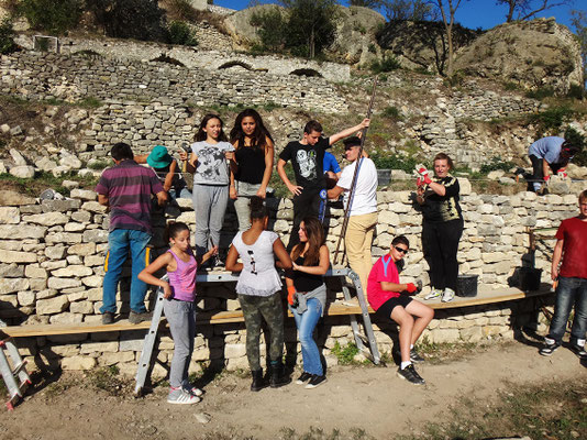 Les enfants du Centre de Loisirs de Peyruis viennent "donner la main", le temps d'une après-midi.