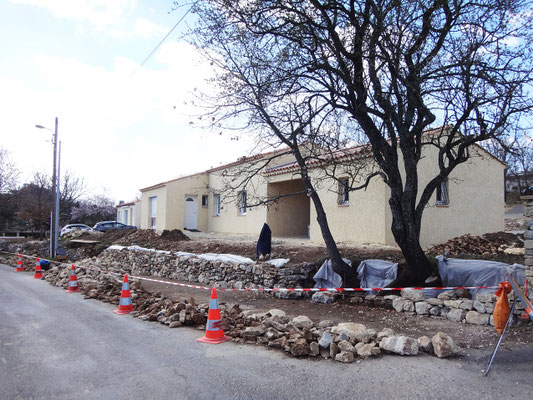 Les pierres de la section reprise sont déposées et classées selon leur gabarit. La zone de stockage est limitée car empiétant sur la moitié de la route