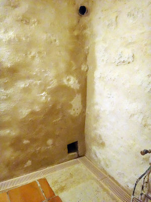 Un enduit spécial formulé est utilisé pour assainir les murs humides et supprime le salpètre. Les traces que l'on observe sont dues à l'extême humidité du support et dispaitront au fil du temps grâce à la perspirance de la chaux