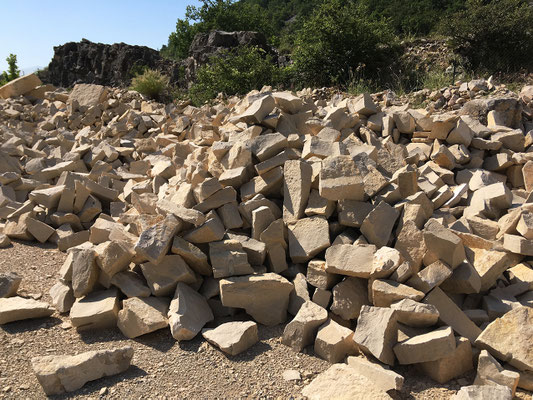 Vue des stocks de pierres de la carrière de Banon (04)