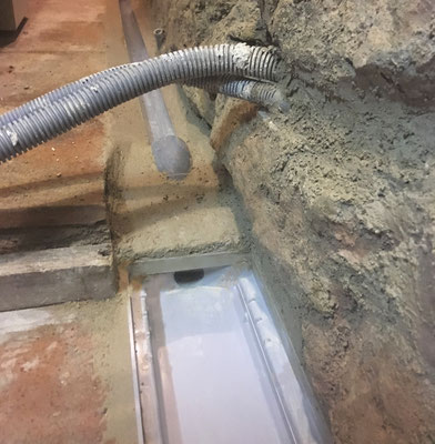 Elles se dirigent ensuite vers  les conduites Nicoll qui se trouvent en soubassement des murs de la pièce contigüe (la kitchenette)