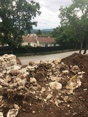 Ensemble de gros blocs et moellons de safre utilisés pour remontre le mur