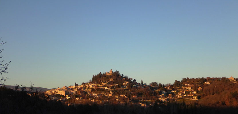 Forcalquier au soleil couchant. Sur la gauche, on distingue un grand bâtiment (le couvent des Récollets). Au centre en position dominante, la Citadelle. A l'extrême droite se trouve la chapelle Saint-Pancrace