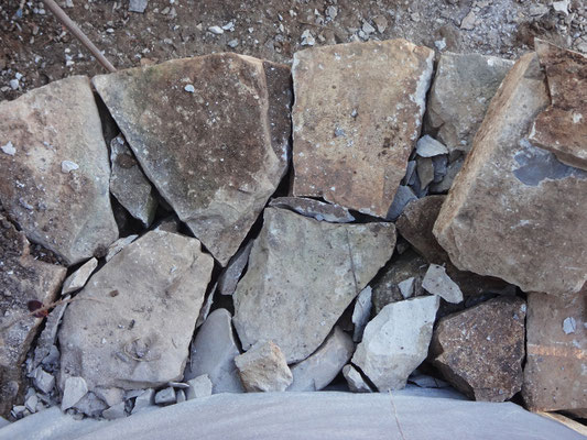 Le mur dispose désormais d'une profondeur de 45/50 cm, avec assemblage de boutisses
