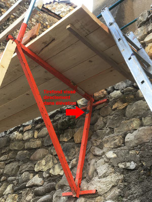 Détail ancrage de la console avec tirefond venant se loger dans l'élévation. S'agissant de galets de Durance, il a fallu s'armer de patience pour percer
