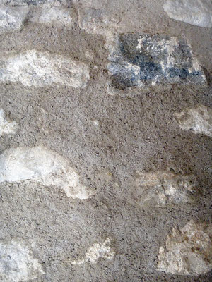Détail de l'enduit  en finition "pierres apparentes" /  graté truelle 