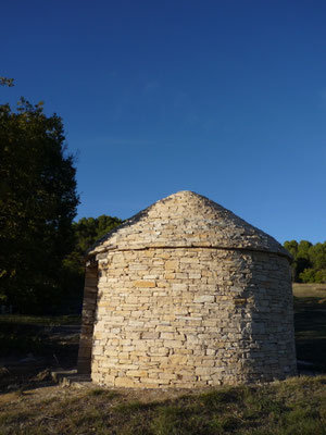 Ce cabanon pointu a été photographié sur la commune de Sigonce. Sa date de construction remonte probablement à 2010 ou peu avant. Appel à témoin : si vous connaissez l'identité du ou des bâtisseurs, nous vous serions reconnaissants de nous le faire savoir