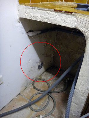 Le placo en soubassement de mur est fortement détérioré