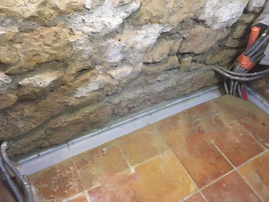 Des caniveaux bas Nicoll de 50 cm ont été disposés en soubassement de mur pour récolter les futurs écoulements de ruissellement
