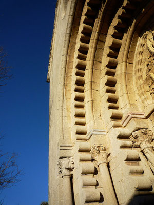 Détail du portail de l'église avec chapiteaux. Des lobes se détachant des voussures sont tout à fait uniques. Des travaux ultérieurs ont poursuivi cette ligne de lobes dans les piédroits