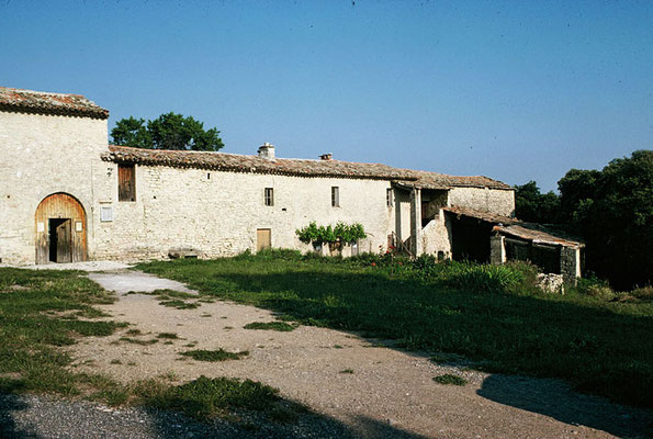 Les mêmes bâtiments en 1984 (fonds DRAC) - A droite, l'hôtellerie