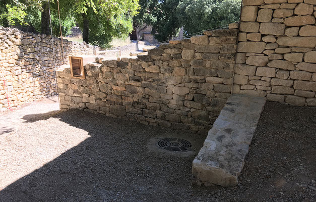 Vue du parement opposé, tel que l'on peut le découvrir depuis la boutique du Monastère