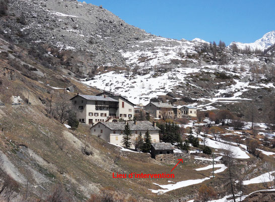 Le hameau de Maurin et au fond le gîte "la Marmotte"