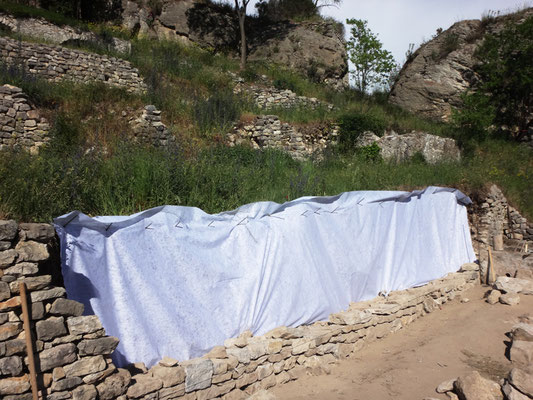 Premiers rangs assisés avec pose d'un géotextile en fond de parement