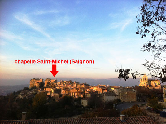 Vue panoramique du village de Saignon situé dans le Vaucluse, destination touristique prisée du Luberon.