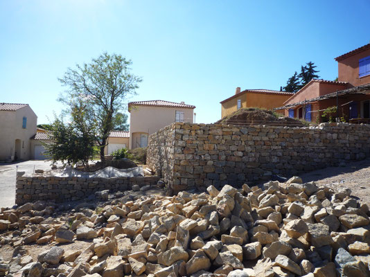 Vue de profil de la restanque basse en montage de parement et restanque haute achevée