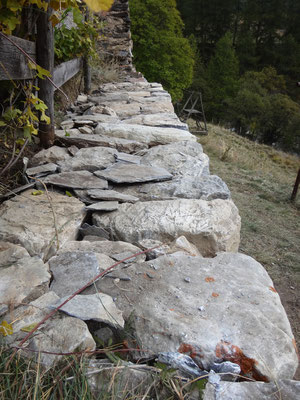 Détail de la profondeur de la maçonnerie du mur à son couronnement