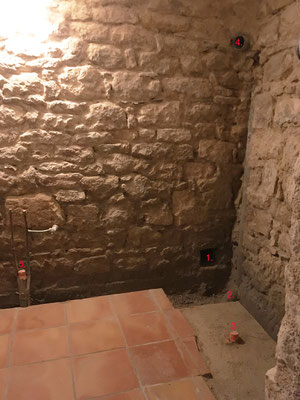 1. Regard extérieur d'origine  2.Evacuation PVC 100 sur lequel on se raccordera   3. Evacuation PVC 40 de la baignoire   4. Emplacement VMC   5. Evacuation PVC 40 du lavabo