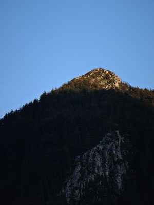Pointe de soleil en fin de journée sur monts environnants