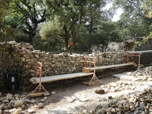 Vue depuis l'extérieur (allée de Forcalquier) .Poursuite de dressage du mur par rangs assisés. Les pierres d'origine sont réutilisées mais beaucoup, soit trop petites, gélives ou au parement incertain se transforment en pierres de drain.