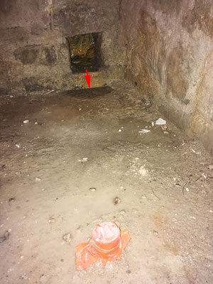 Un regard est mis à jour et récupère les eaux d'infiltration. Celles-ci sont évacuées du soubassement du mur par capilarité vers le sol. 