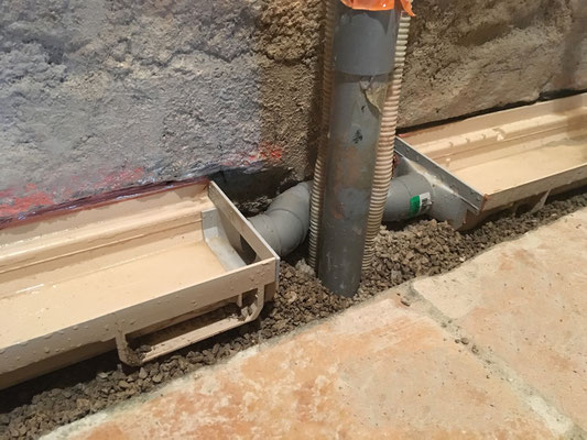 Raccord coudé en PVC pour éviter de se piquer au tuyau d'évacuation du lavabo