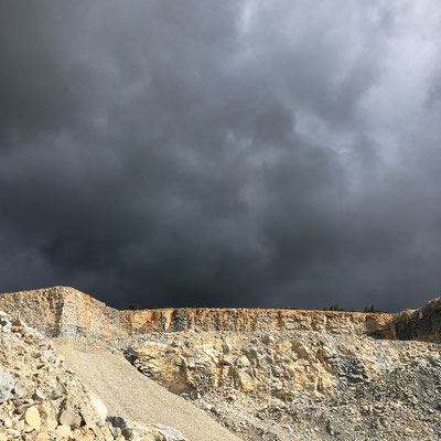 Une magnifique vue de la carrière de Mallefougasse, située à proximité, où s'est fait une partie de l'apport en pierres de complément