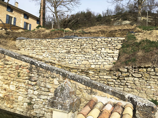Vue de face des restanques inférieures et intermédiaires avant le montage de la restanque supérieure
