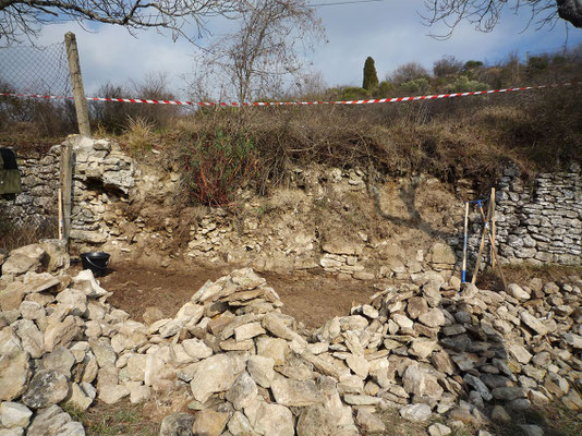 Premiers jours de chantier : décaissement, dévégétalisation, tri des pierres collectées...