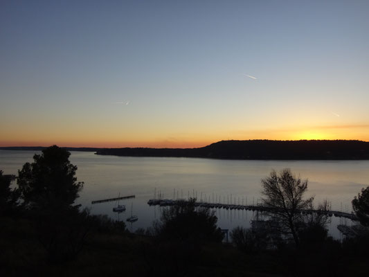 Vue depuis la chapelle au "sunset" sur l'étang de Berre