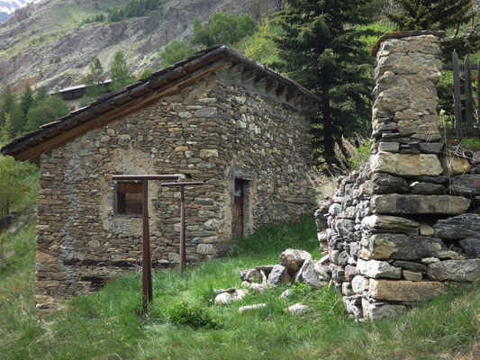 La brèche initiale vue en coupe; le bouffement en soubassement est impressionnant