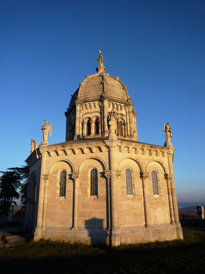 La chapelle N.D. de Provence (XIX ème) siècle surplombe  la colline de la Citadelle à Forcalquier