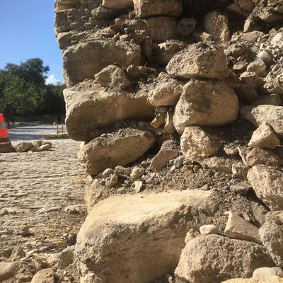Photo prise en soubassement de mur. Le contre-fuit est bien présent