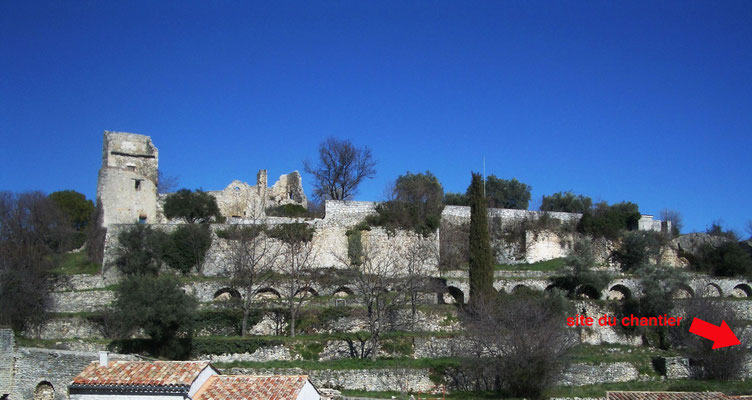 Cadre d'intervention : les "bancau" des ruines du château de Peyruis (XIIème siècle) et plus précisément la restanque qui se trouve en bas à droite sur la photo
