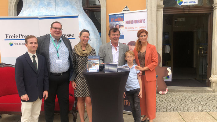 vlnr: Popstar Martin Hujas, Manager Filip Albrecht, Fan, Pavel und Maximilian Trávníček, Monika Trávníčková - Fabulix 2025