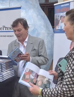 signierte Pavel Travnicek freundlicherweise die drei Bücher, 