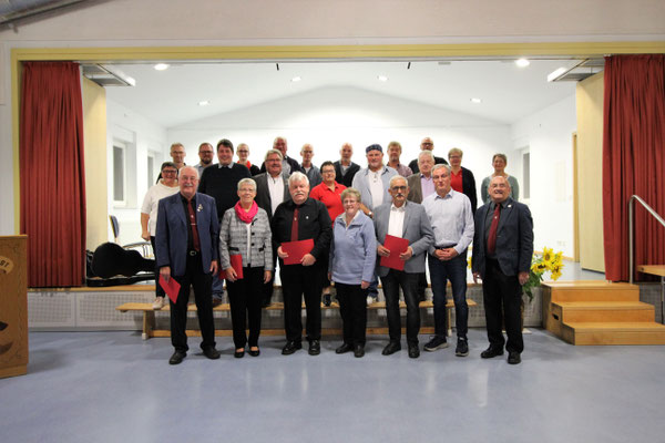 Geehrte, Laudatoren, Vorstand und kleiner Chor