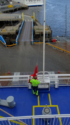 Matelot affalant le drapeau danois. Photo Antoine H.